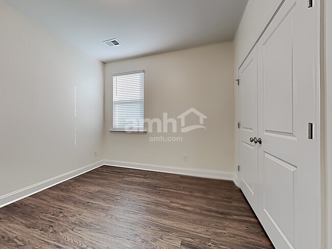 Building Photo - 605 W Lionel Rd