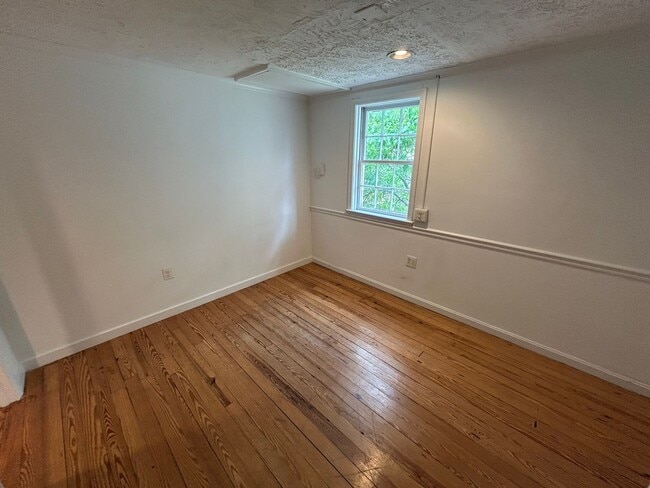 Building Photo - Well-Appointed Apartment Ready for move-in...