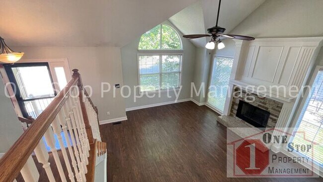 Building Photo - Stunning 3 Bedroom 2.5 Bathroom in Raymore!