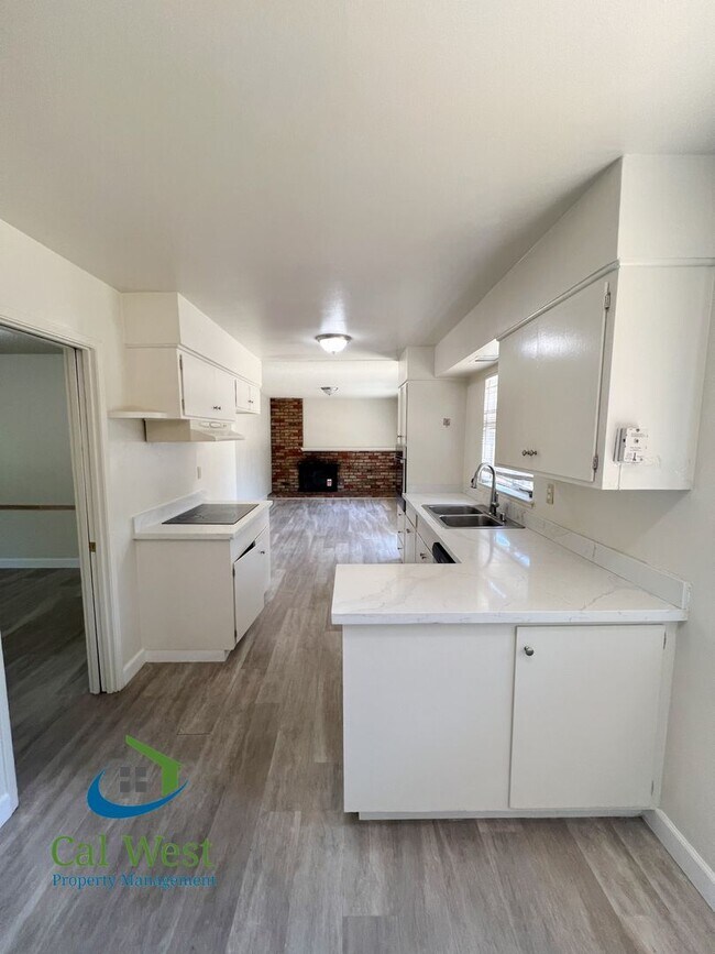 Building Photo - 10600 E Estates Dr