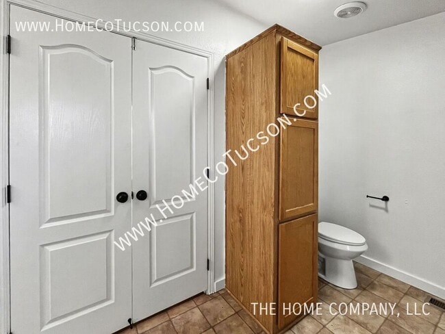 Building Photo - 5840 E Dakota Rd