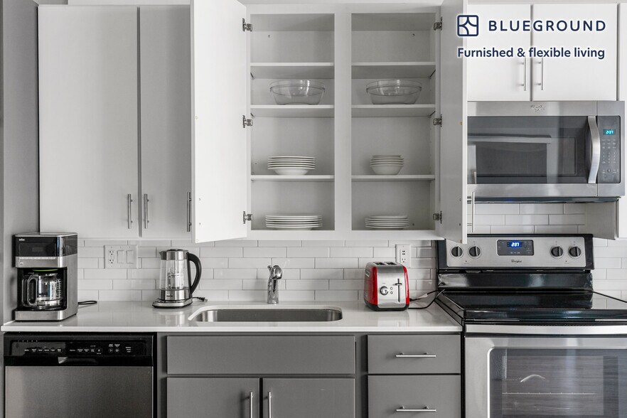 Building Photo - 215 W Lake St