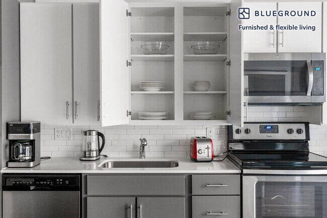 Building Photo - 215 W Lake St