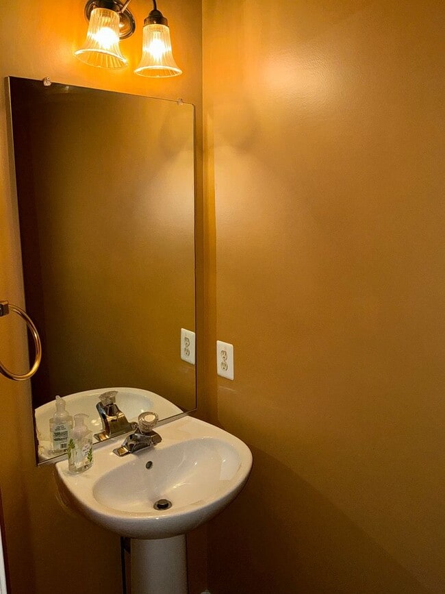 Building Photo - Very well maintained 3BR 2.5BA 3 level townhome located in the Milestone Community of Germantown