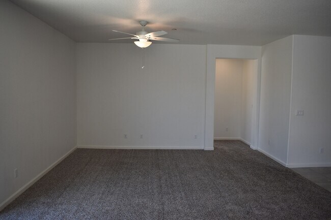 Building Photo - 4457 Jennifer Wy