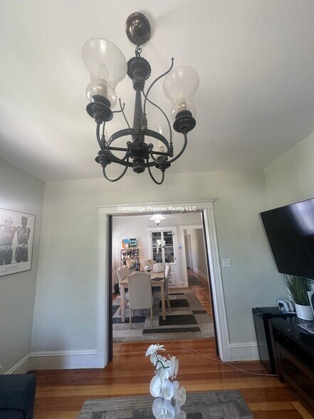 Building Photo - 399 School St