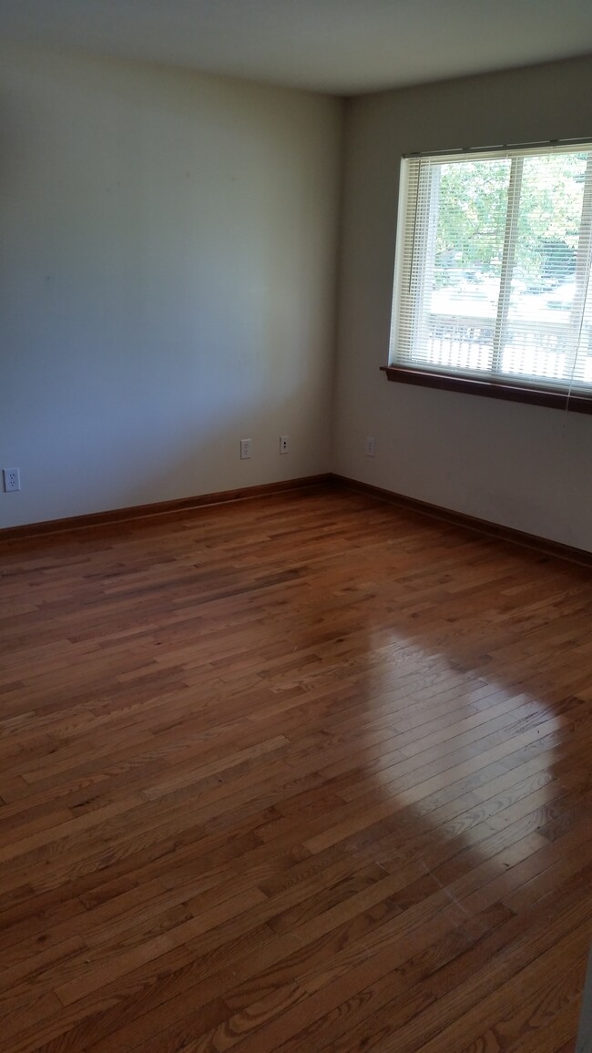 Hardwood floors - 425 Rose Ln