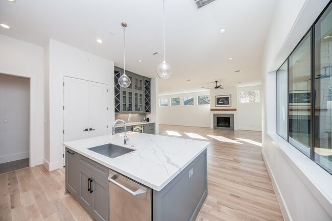 Building Photo - 2501 Julian St