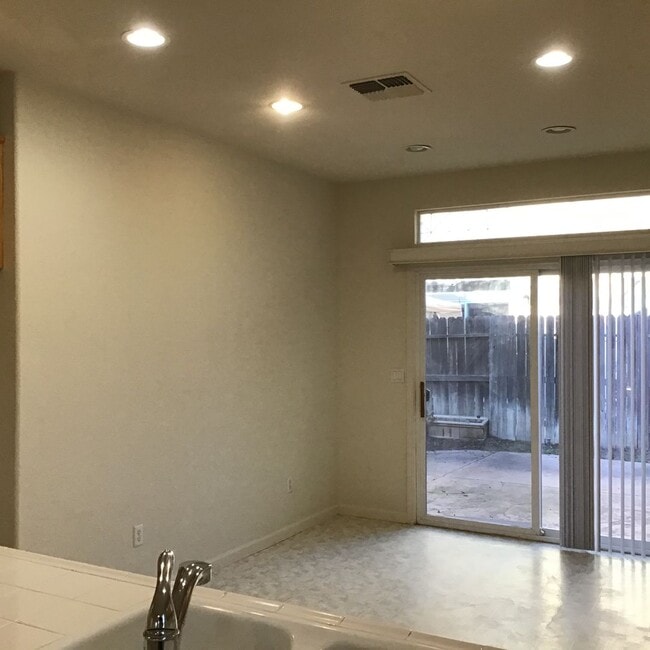 Building Photo - Beautiful Natomas area home on corner lot