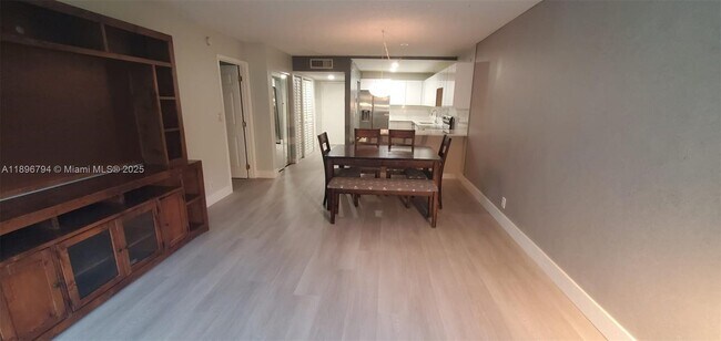 Building Photo - 301 Racquet Club Rd