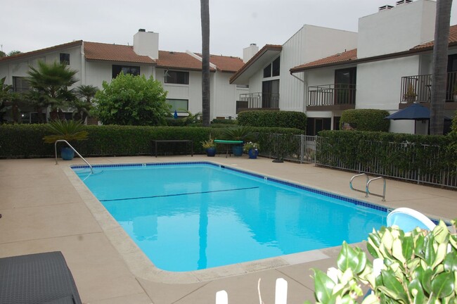 Building Photo - East Beach Town-home