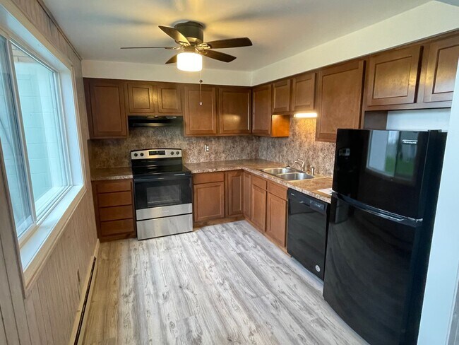 Building Photo - Moore (1321 SE 9th Ave &amp; 1320 SE 10th Ct.)