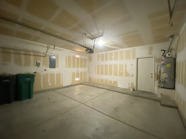 Building Photo - GATED COMMUNITY - 2 Story Townhouse - All BR Upper Level