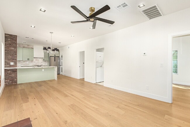 Building Photo - Gorgeous 2-Bed, 2-Bath duplex in the Garfi...