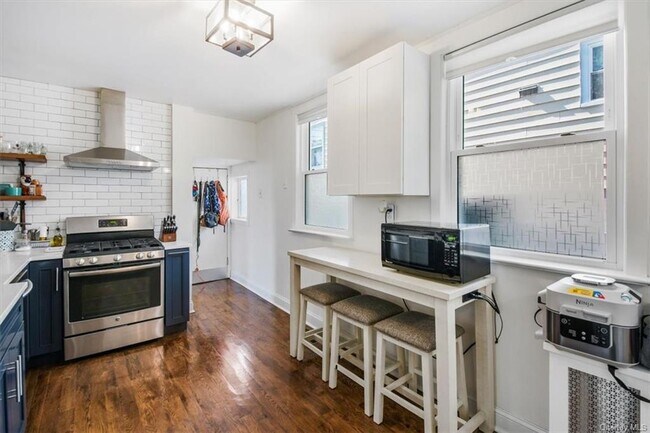 Building Photo - 1 Bayview Ave