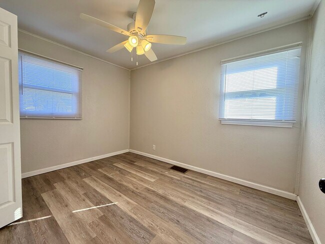 Building Photo - Newly Remodeled 3BR Home + 1 Month Free!