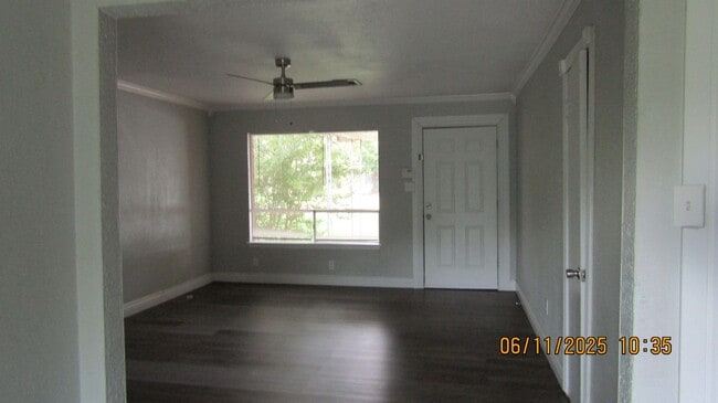 Building Photo - Lovely 3 bedroom 1 1/2 bath Pet friendly h...