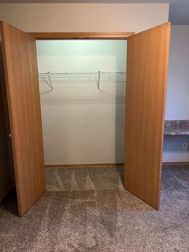 Building Photo - 3 bedroom, 2 bathroom, 2 car garage duplex in Republic