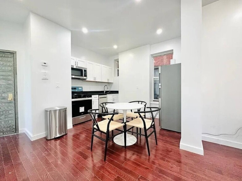 Building Photo - Crown Heights Room, HDTV, 24 min to Manhattan #537