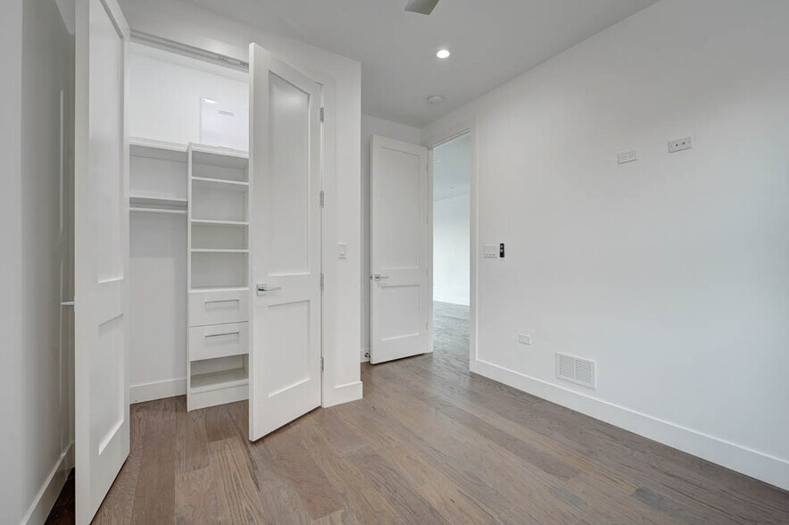 Building Photo - 3008 W Belmont Ave