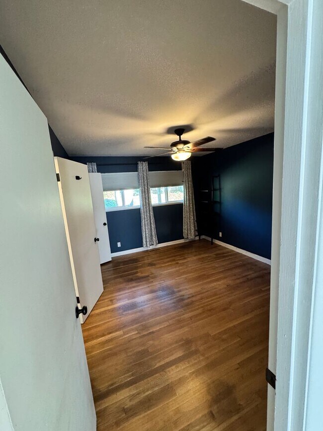 Building Photo - 3 Bedroom 1.5 baths! Walker & Cedar Hills ...