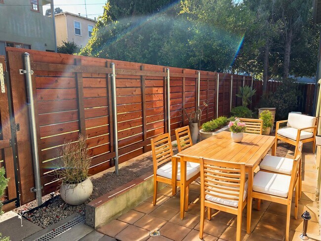 Building Photo - 1425 Allison Ave