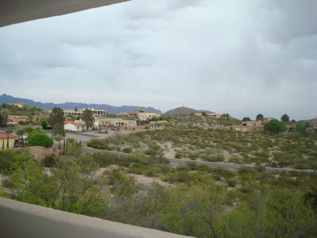 Building Photo - Cute Townhouse in Desirable Area- Close to...