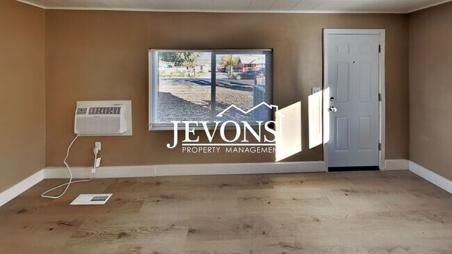 Building Photo - 812 S 10th Ave