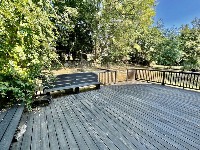 Common Back Deck - 31 Justin Rd