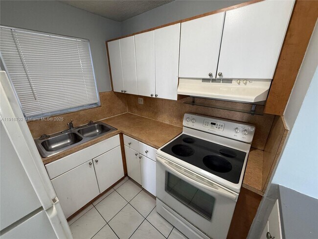 Building Photo - 310 Fontainebleau Blvd