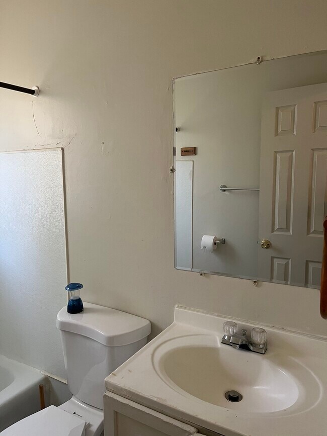 Building Photo - 319 Britton St