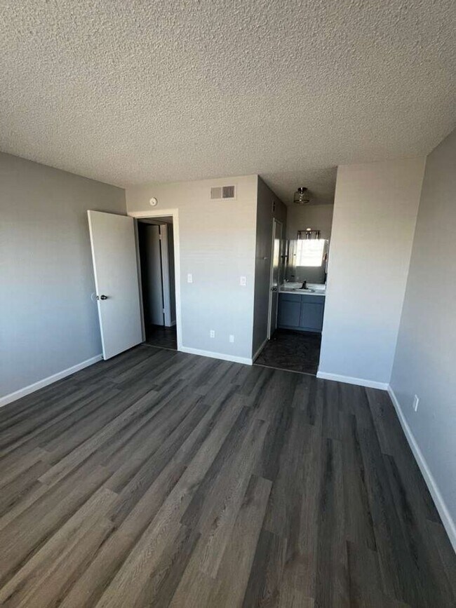 Building Photo - 5662 E Lake Mead Blvd