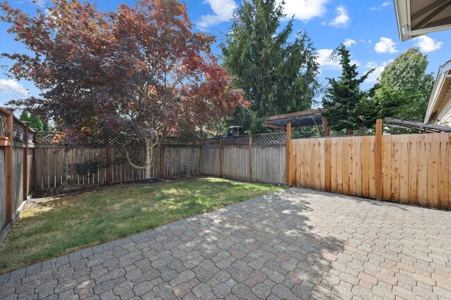 Building Photo - MOVE IN READY! 2 bed, 2 bath townhouse. No...