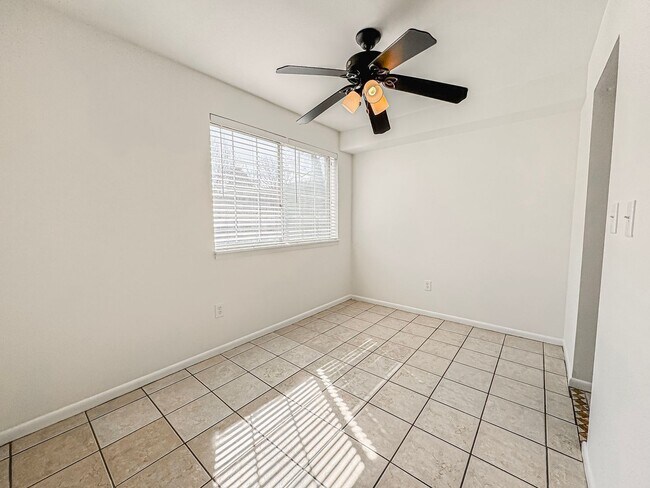 Building Photo - Sun-filled 1 Bed 1 Bath Condo In Scenic River Terrace - Water Included!