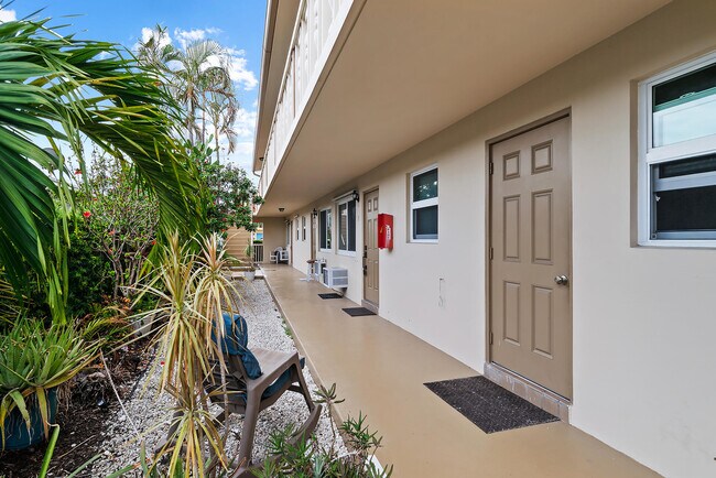 Building Photo - 122 S Lakeside Dr