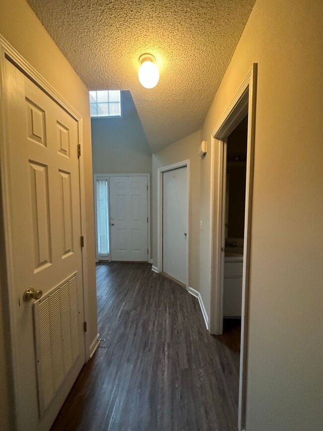 Building Photo - Dunwoody Subdivision - End Unit!  EXTRA PARKING!
