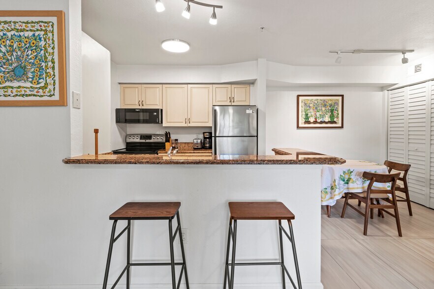 Building Photo - 850 S Tamiami Trl
