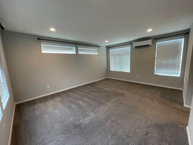 Building Photo - 820 25th Ave S