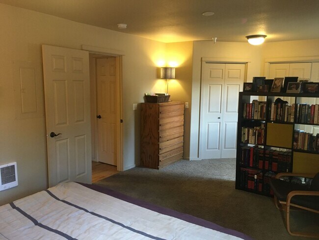 Building Photo - NW 3x2 townhome with primary bedroom on the main level