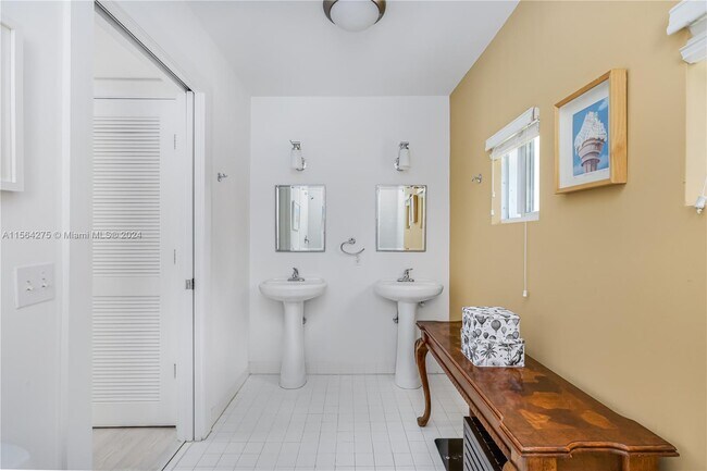 Building Photo - 696 NE 68th St