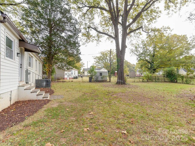 Building Photo - 2721 Mayflower Rd