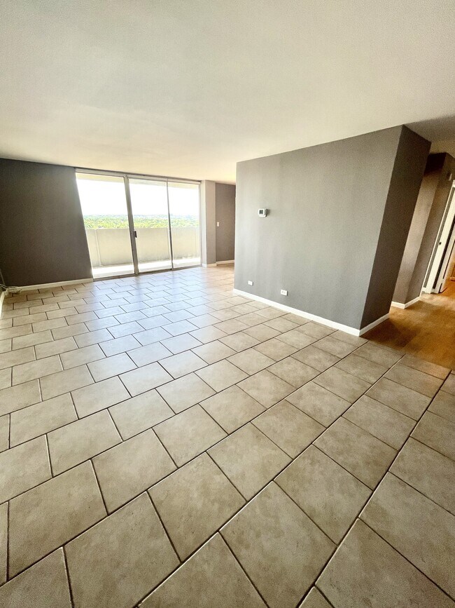 Building Photo - 7039 San Pedro Ave