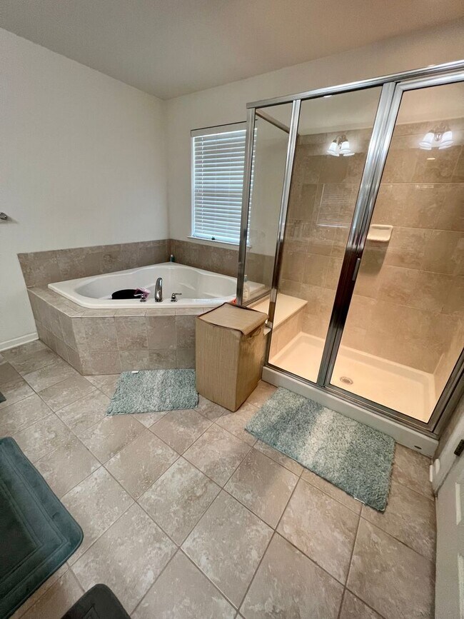 Building Photo - Beautiful 3-Bedroom End Townhouse in Royersford! Available mid-June!