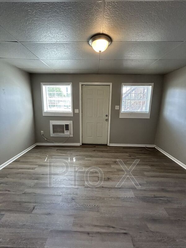 Building Photo - 1409 S Broadway St