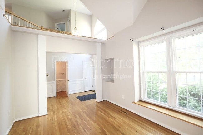 Building Photo - 6004 Manor Park Terrace