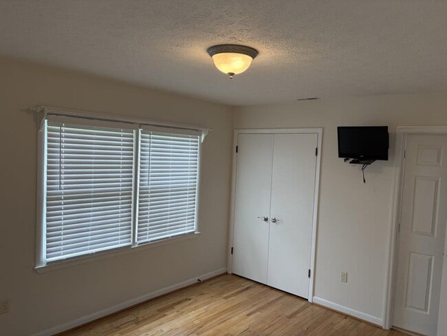 Building Photo - 921 Lonnie Farm Rd
