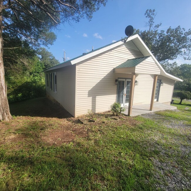 Building Photo - 4 Bedroom, 2 Bath with Bonus Room- Single ...