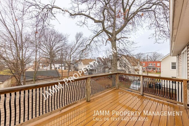 Building Photo - 3-bedroom Beautiful Upper Duplex Unit in L...