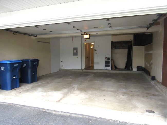 Building Photo - 112 Sarahs Grove Ln