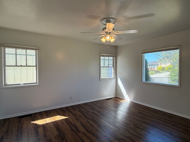 Building Photo - 5 Bedroom Home Available In Spokane Valley!